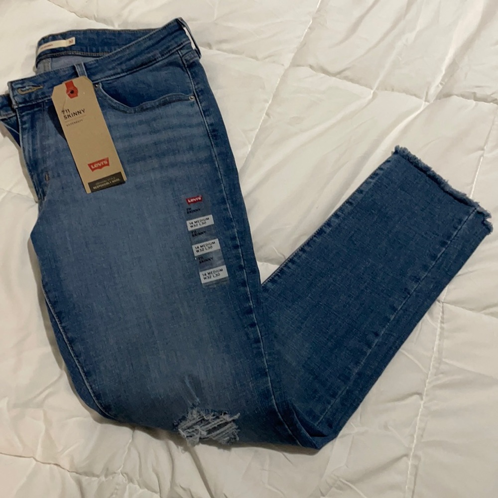 711 skinny Levi’s size 32x30. NWT. Stretchy with raw hem at ankle